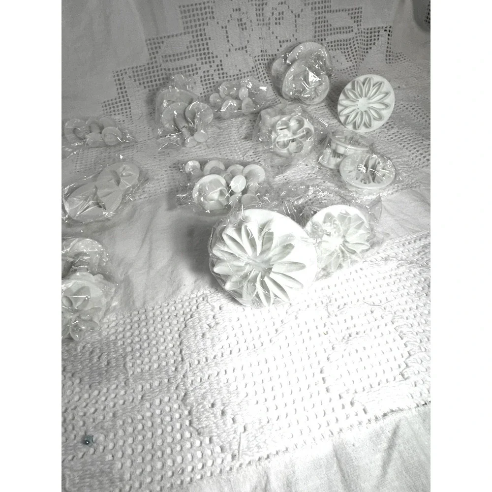 White Fondant Plunger Cutter Set Floral Snowflake Star Cake Decorating Tools